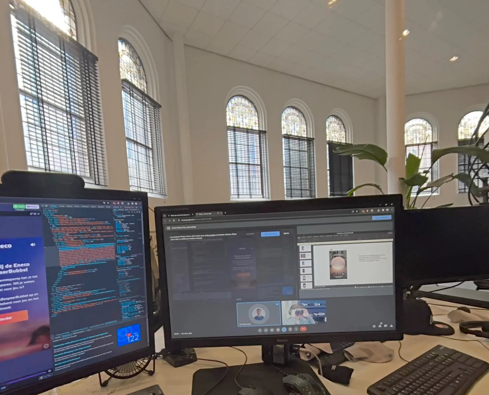 Werkplek met monitor waarop OomAgent OS wordt gebruikt.